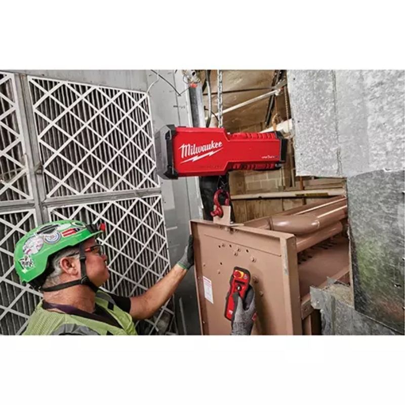 MilwaukeeM18_Compact1-TonChainHoistwithONE-KEY_2204lbs._1tons_Capacity_2-man actively using ton chain hoist